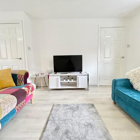 Appartamento Hazel House - Vibrant 2 Bed House In Wishaw Wishaw  Esterno foto